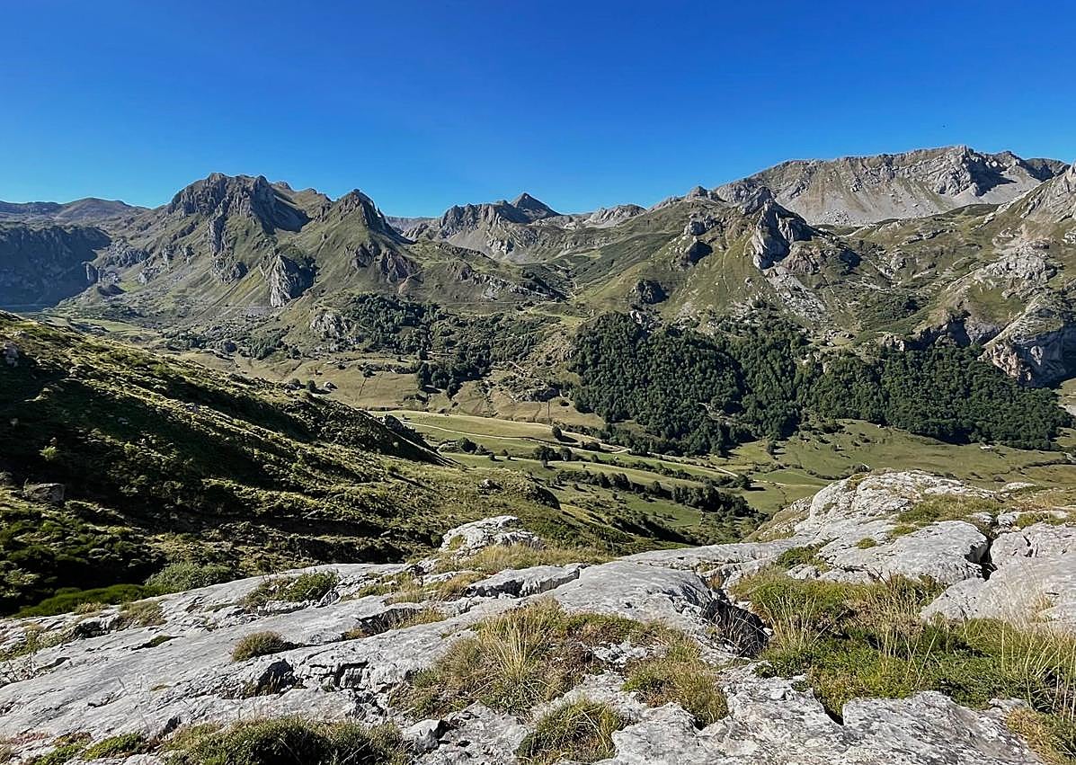 Imagen secundaria 1 - Cinco lagos, tres valles llenos de magia y una cumbre a 2.000 metros en el Parque Natural de Somiedo