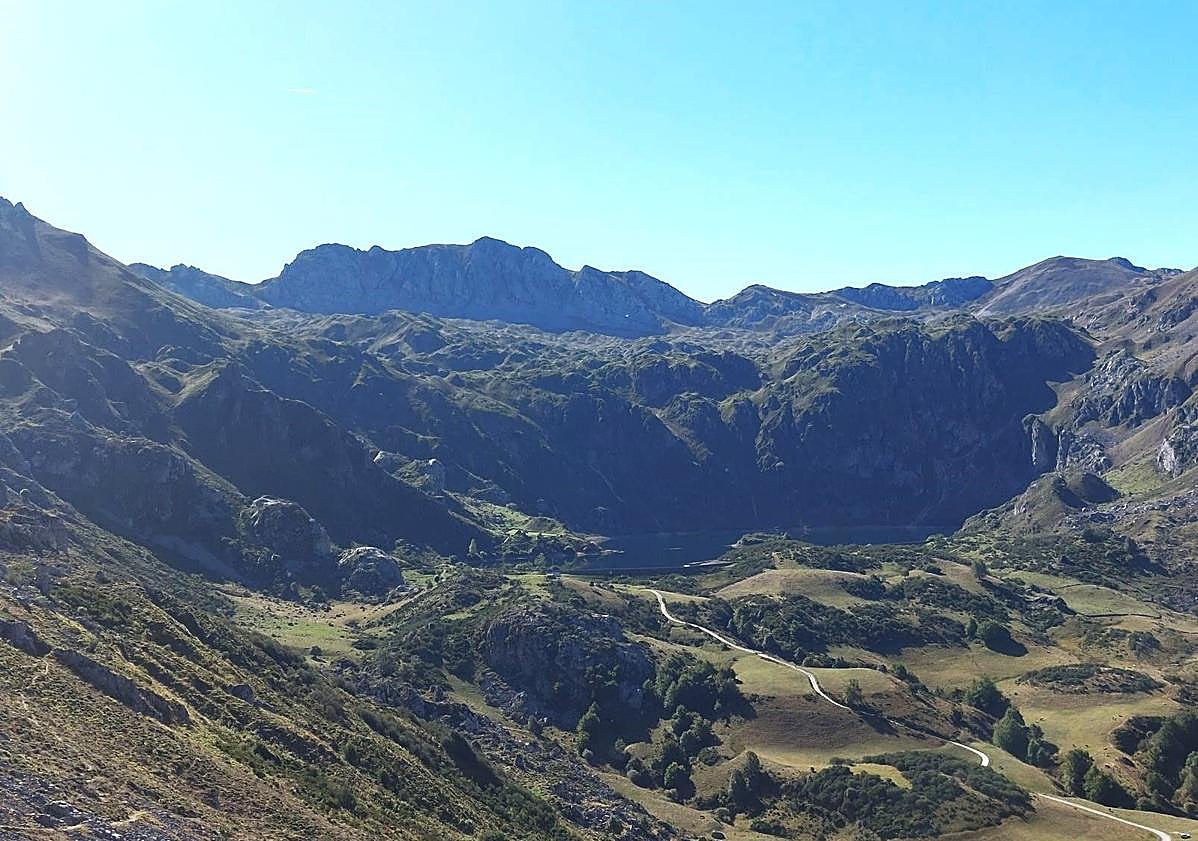 Imagen principal - Llegando al Lago del Valle, con Peña Orniz al fondo/ Lago del Valle/ Valle del Lago 