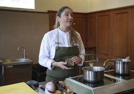 Lucía Freitas, durante la elaboración del caldo que recuerda los versos de la escritora Rosalía de Castro.