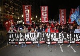 Cabecera de la manifestación contra la siniestralidad, que partió de la gijonesa plaza del Humedal.