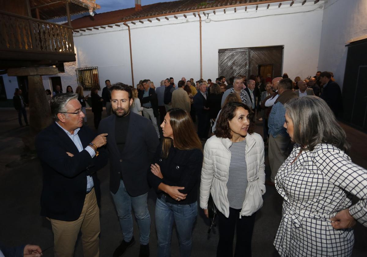 Pablo González, Álvaro Queipo y Ángela Pumariega, en un acto en Gijón este mes de octubre.