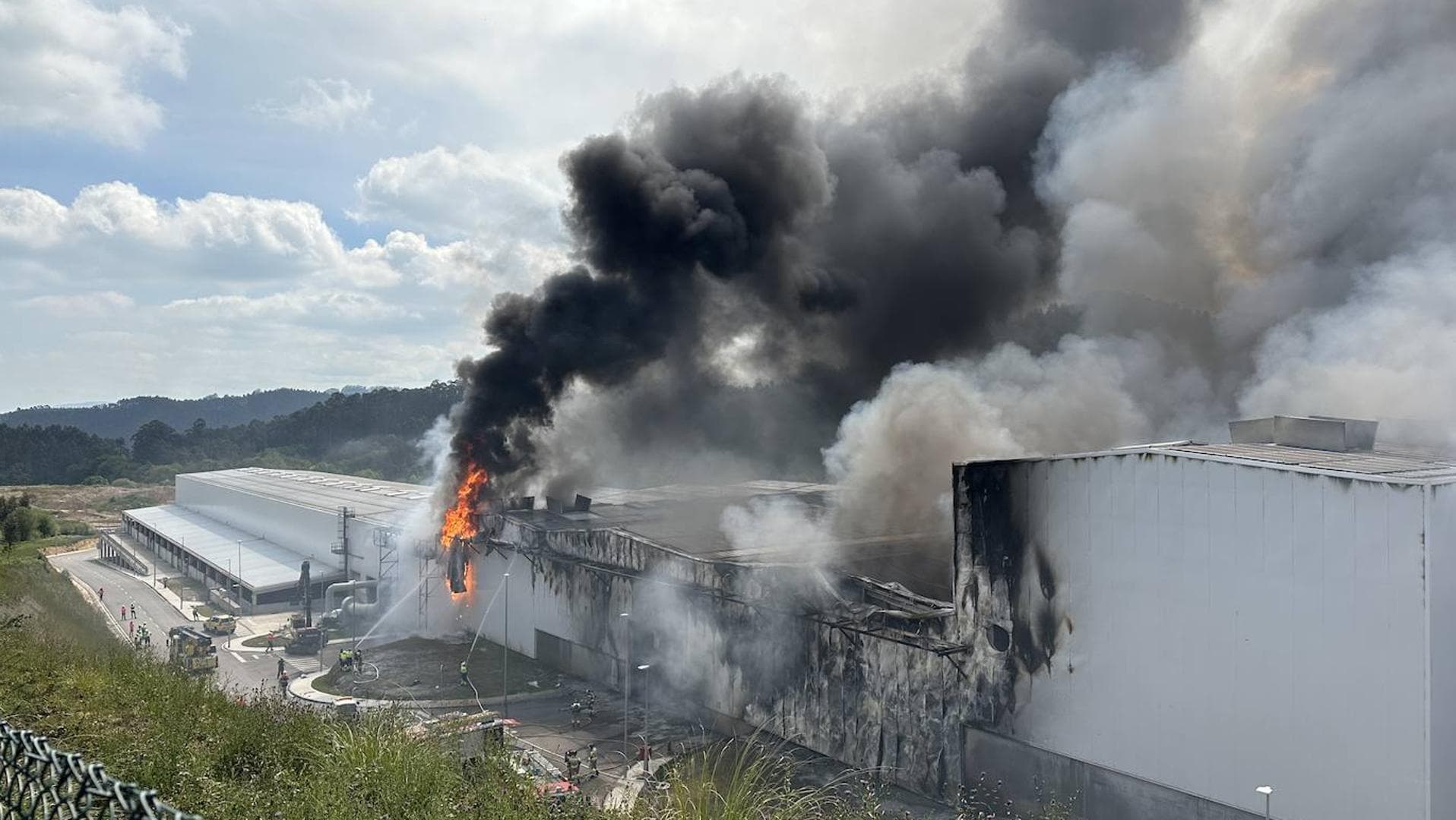 Incendio de la 'plantona' de Cogersa en abril.