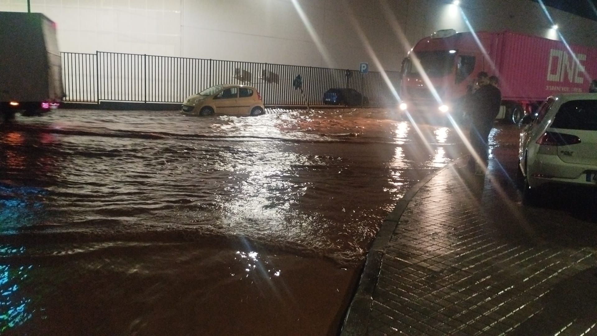 Fotografía realizada por el gijonés Jandro González García la pasada madrugada desde su oficina.