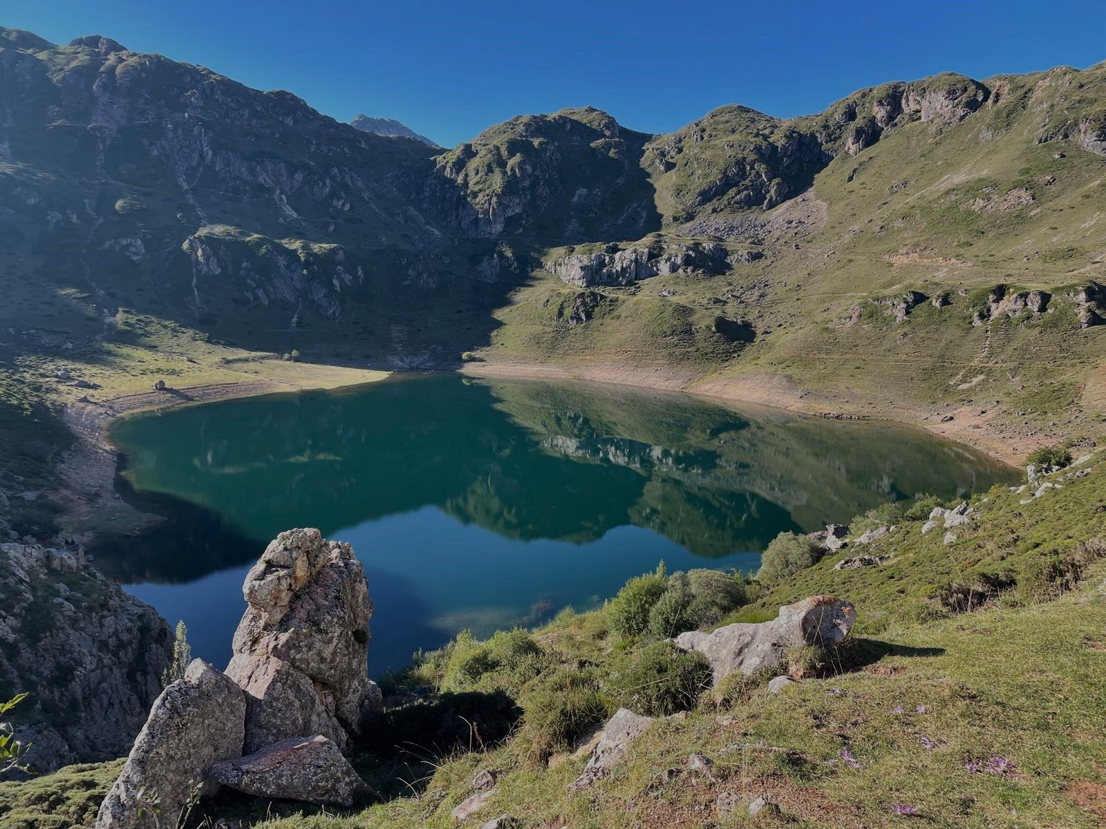 El Lago de la Cueva es el primero de los lagos que se encuentran en este recorrido. Bellísimo