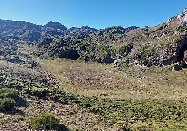 Lago de la Mina, completamente seco y esperando al invierno