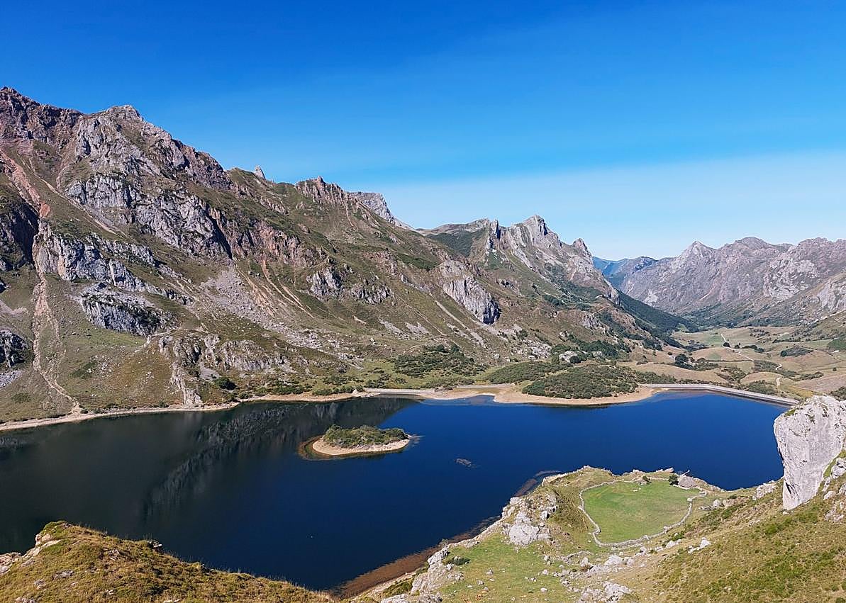 Imagen secundaria 1 - Llegando al Lago del Valle, con Peña Orniz al fondo/ Lago del Valle/ Valle del Lago 