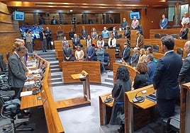 Minuto de silencio en la Junta General del Principado por la tragidia vivida en Valencia a causa de la DANA.