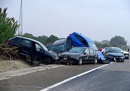 Coches apilados en la carretera a causa de la DANA.