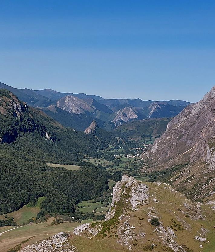 Imagen secundaria 2 - Llegando al Lago del Valle, con Peña Orniz al fondo/ Lago del Valle/ Valle del Lago 