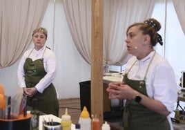 Las cocineras Mirta Rodríguez, del restaurante El Torneiro en Villayón, y Mari Fernández, del Mesón El Centro de Puerto de Vega .