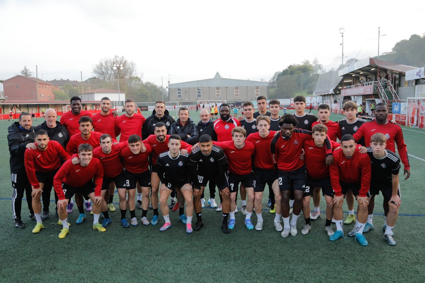 La plantilla del Llanera, ayer, antes de iniciar el último entrenamiento antes del partido de Copa.