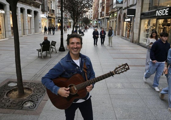 José Taboada, con su guitarra, en la calle Corrida de Gijón, tras una de sus actuaciones