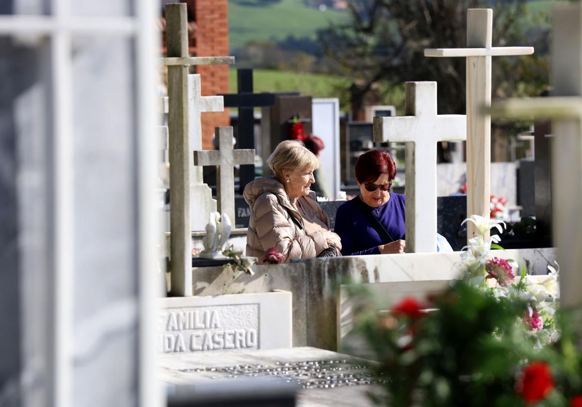 En fotos: Así ha sido la jornada de recuerdo en los cementerios asturianos