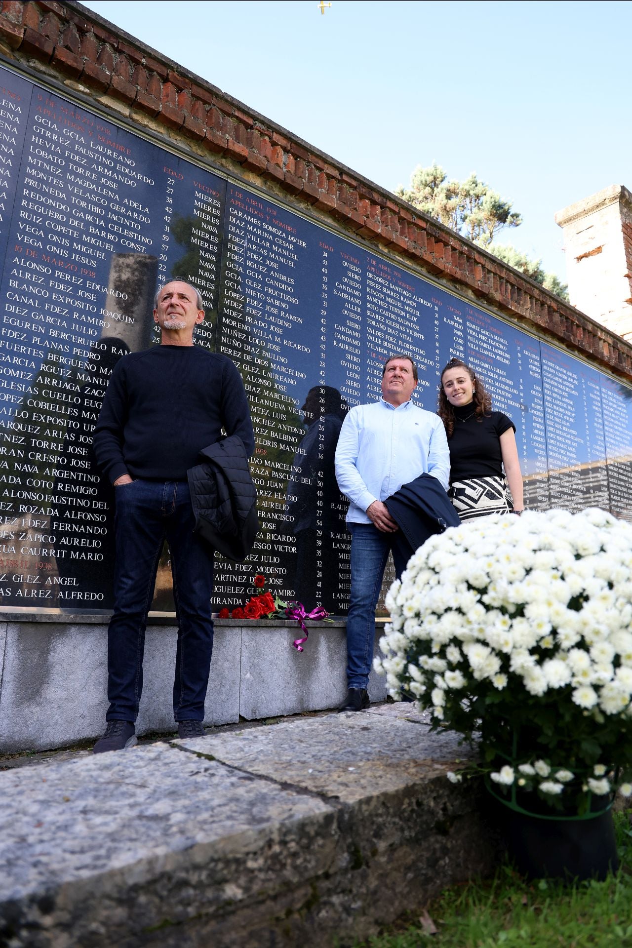 En fotos: Así ha sido la jornada de recuerdo en los cementerios asturianos