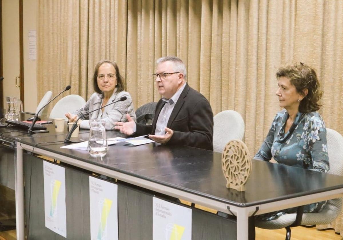 Ana Cano y Xosé Antón González Riaño, na inauguración del añu paáu.