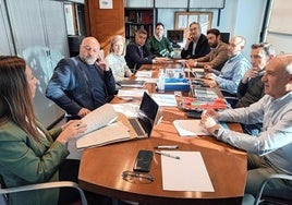 Reunión de coordinación entre los edilesdel PP, el presidente local Pablo González y parlamentarios en la Junta General. Está Junquera y falta Ahúja.