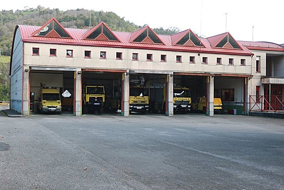 Parque de bomberos de El Entrego, que comenzó el turno de ayer con cuatro efectivos.