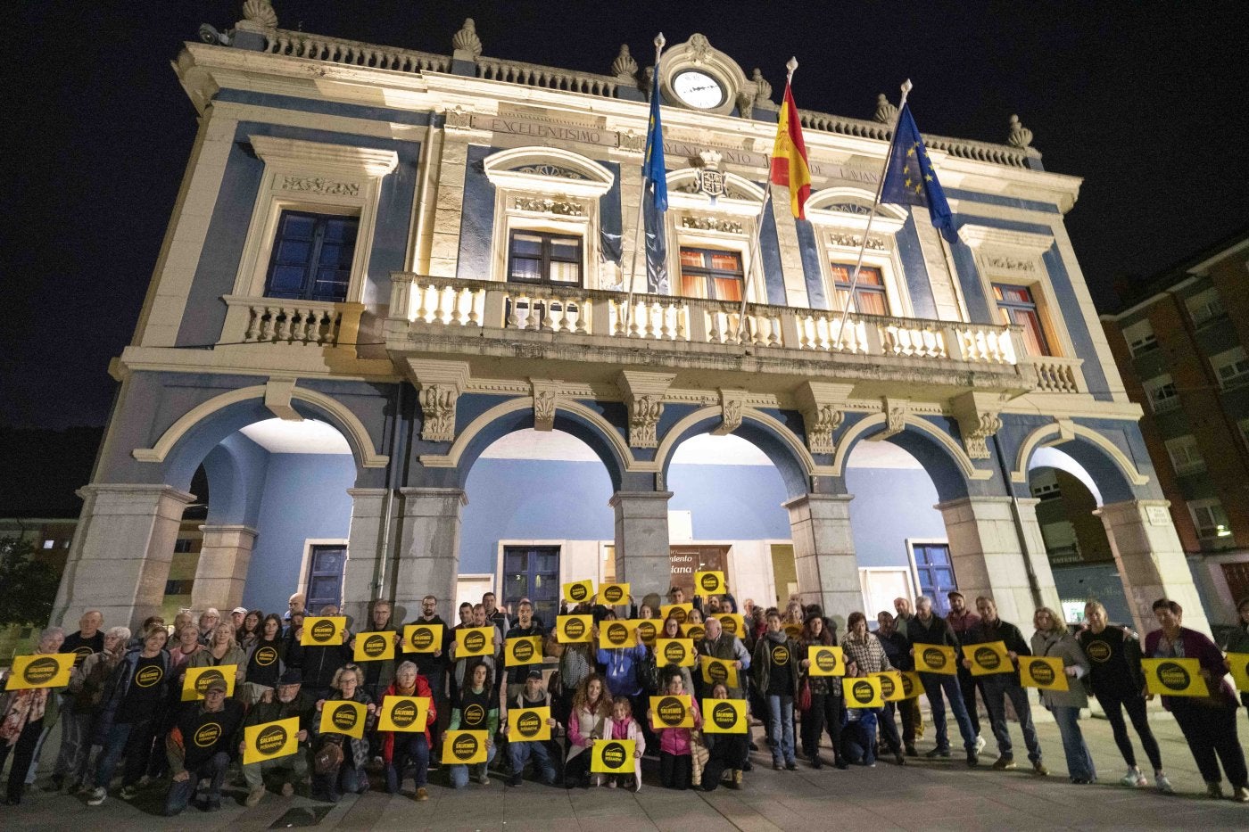 La plataforma Salvemos Peñamayor en el Ayuntamiento de Laviana.