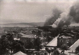 21 de agosto de 1936. La avenida Hermanos Felgueroso estaba cortada con parapetos y barricadas en pleno asalto al cuartel de Simancas (al fondo ardiendo), justo entre el palacete de García Rodríguez y la droguería Cantábrica.