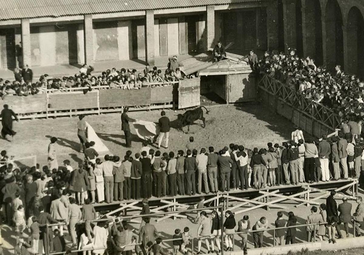 Imagen principal - 1956. Placita de madera desmontable para las novilladas de las fiestas rectorales. Archivo de la Inmaculada; 1920. Colegio de la Inmaculada visto desde la huerta del Patronato San José, a la derecha estaría el bar Nador. Anónima; 2019. Teatro-cine del Patronato San José en perfecto estado de conservación. Rafa Suárez. 