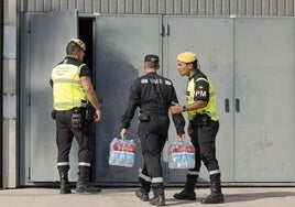 Efectivos de la UME portan botellas de agua a la morgue improvisada en la Feria de Valencia.