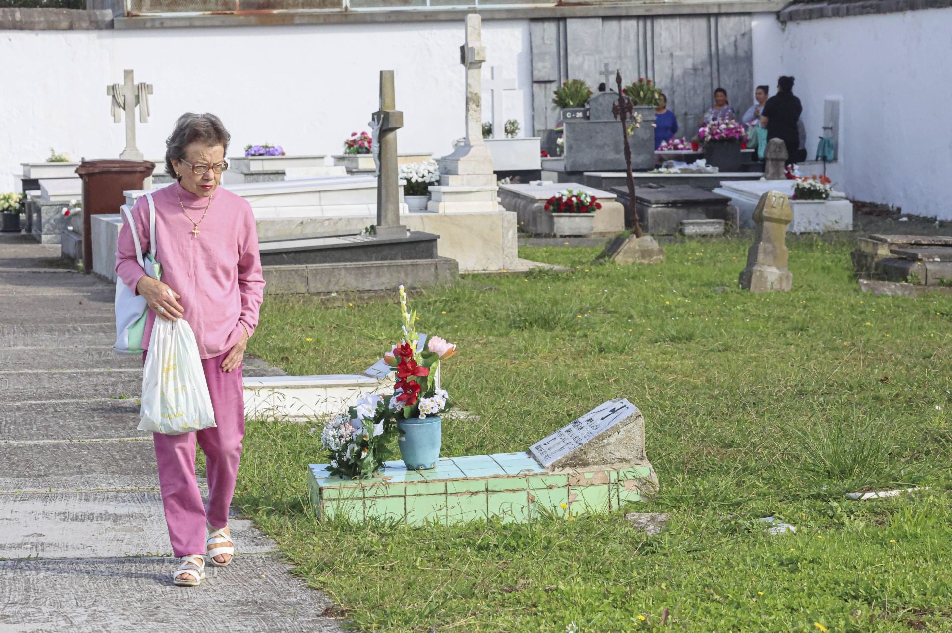 En fotos: Así ha sido la jornada de recuerdo en los cementerios asturianos