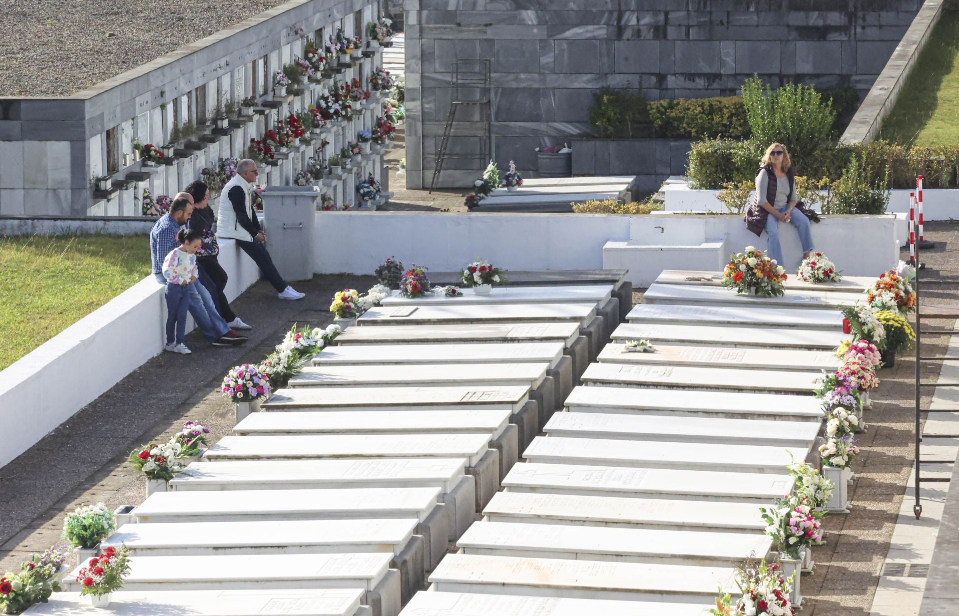 En fotos: Así ha sido la jornada de recuerdo en los cementerios asturianos