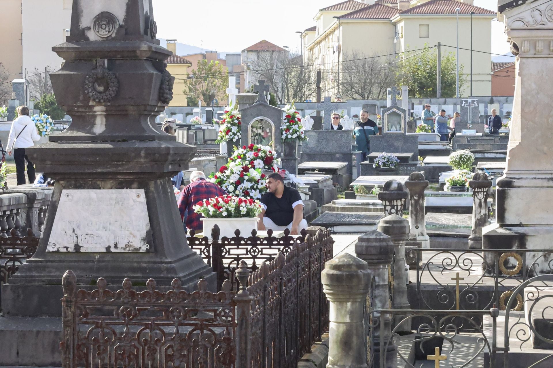 En fotos: Así ha sido la jornada de recuerdo en los cementerios asturianos