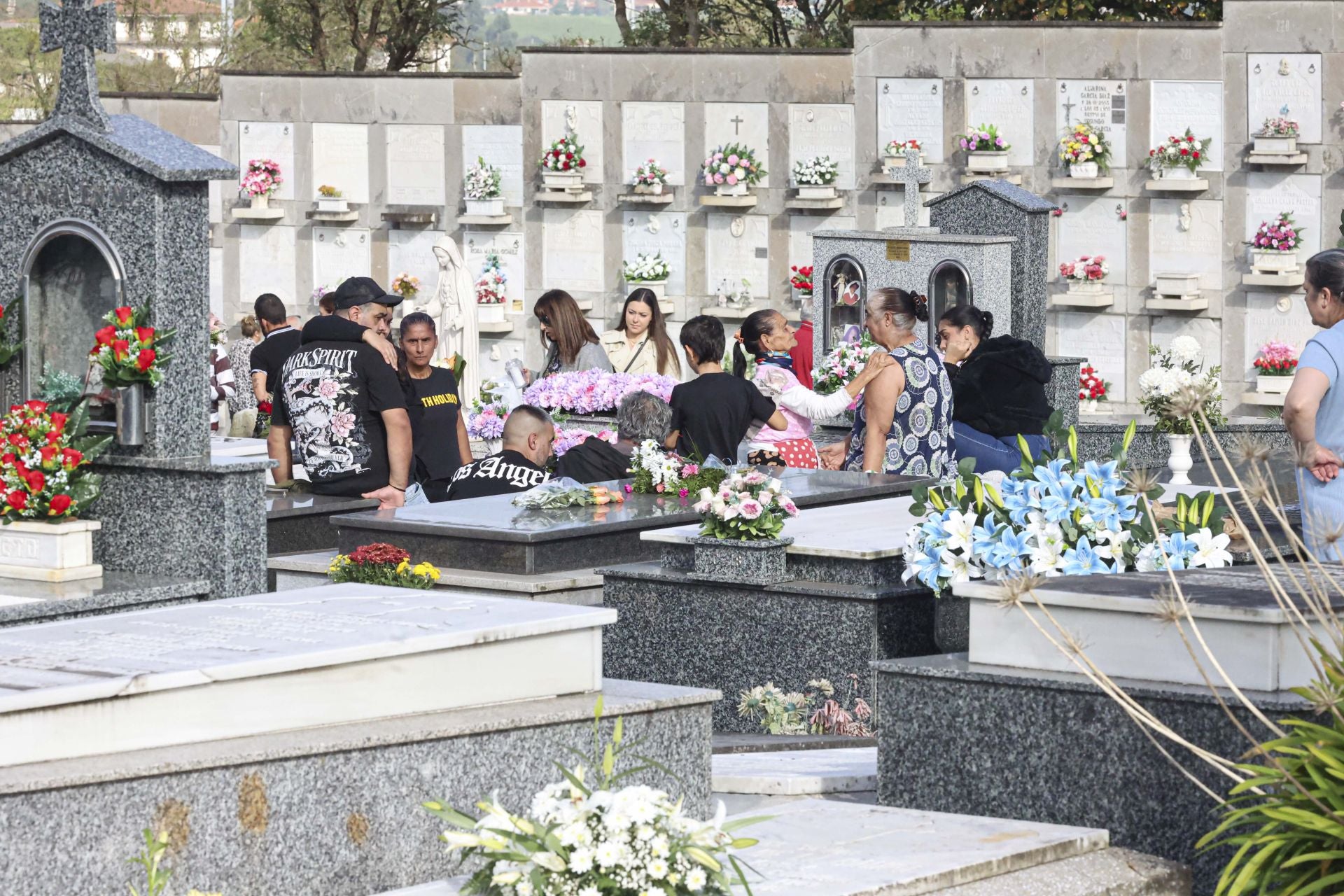 En fotos: Así ha sido la jornada de recuerdo en los cementerios asturianos