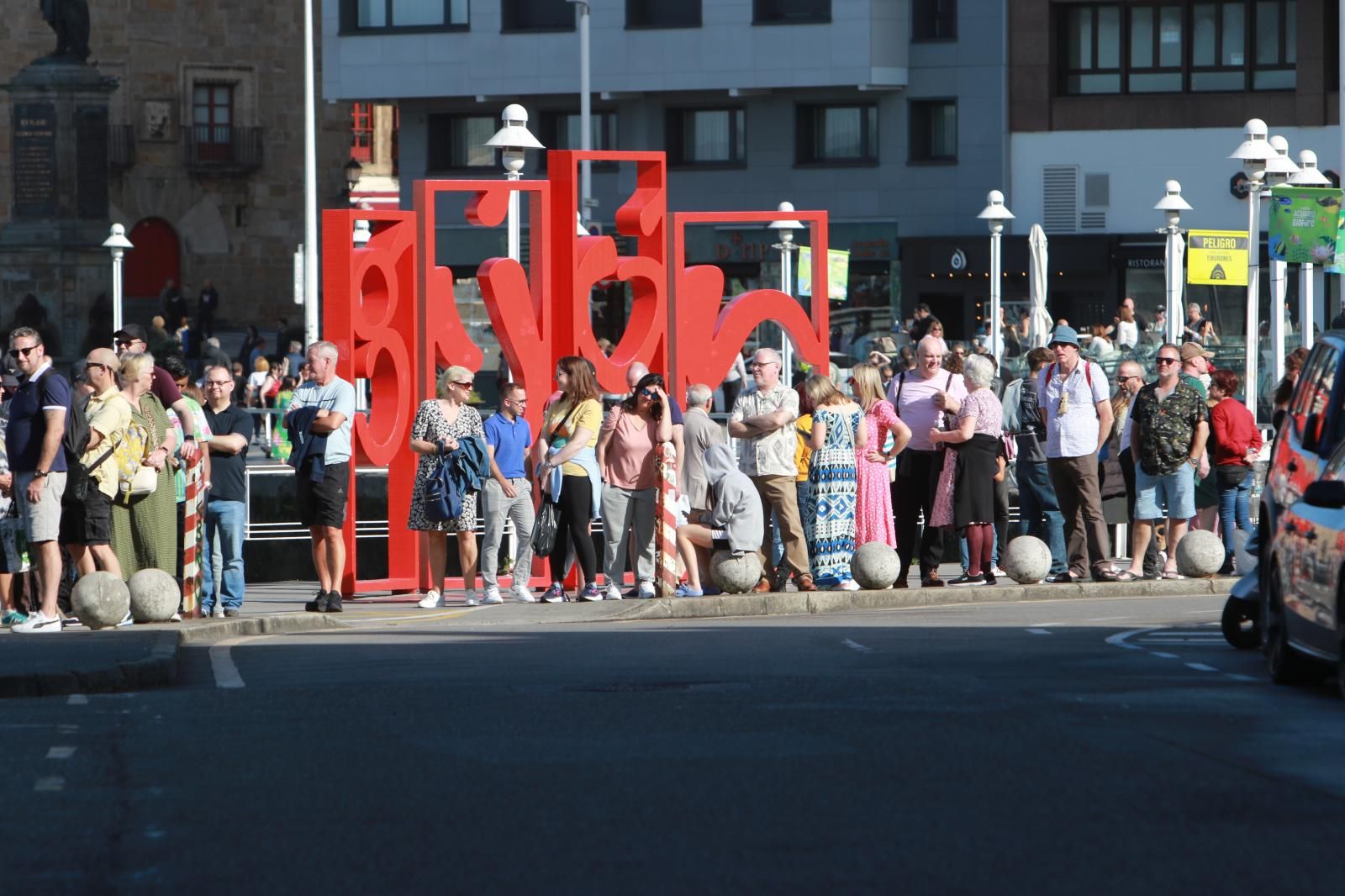 Largas colas de turistas en Gijón por la llegada de un enorme crucero