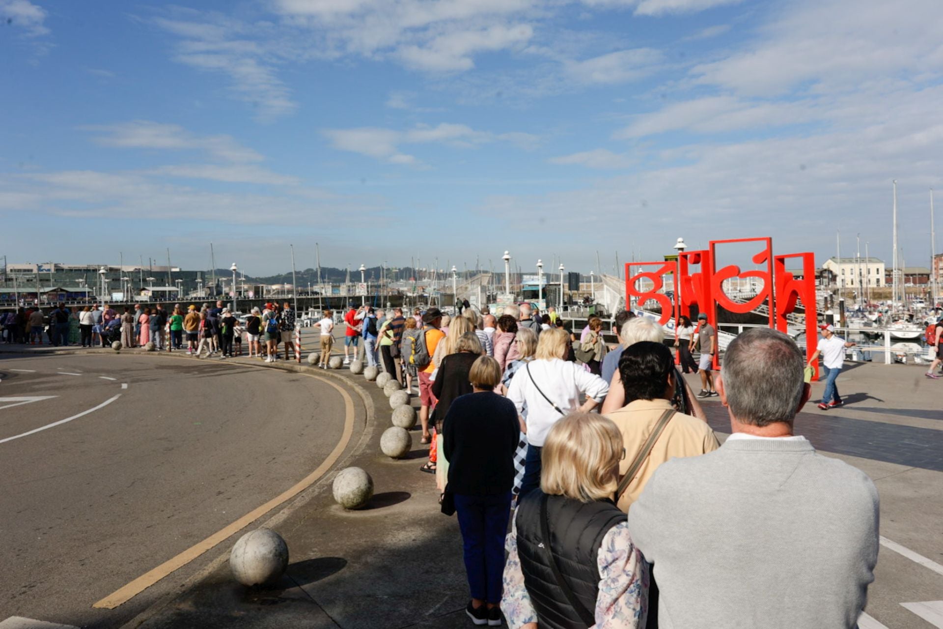 Largas colas de turistas en Gijón por la llegada de un enorme crucero