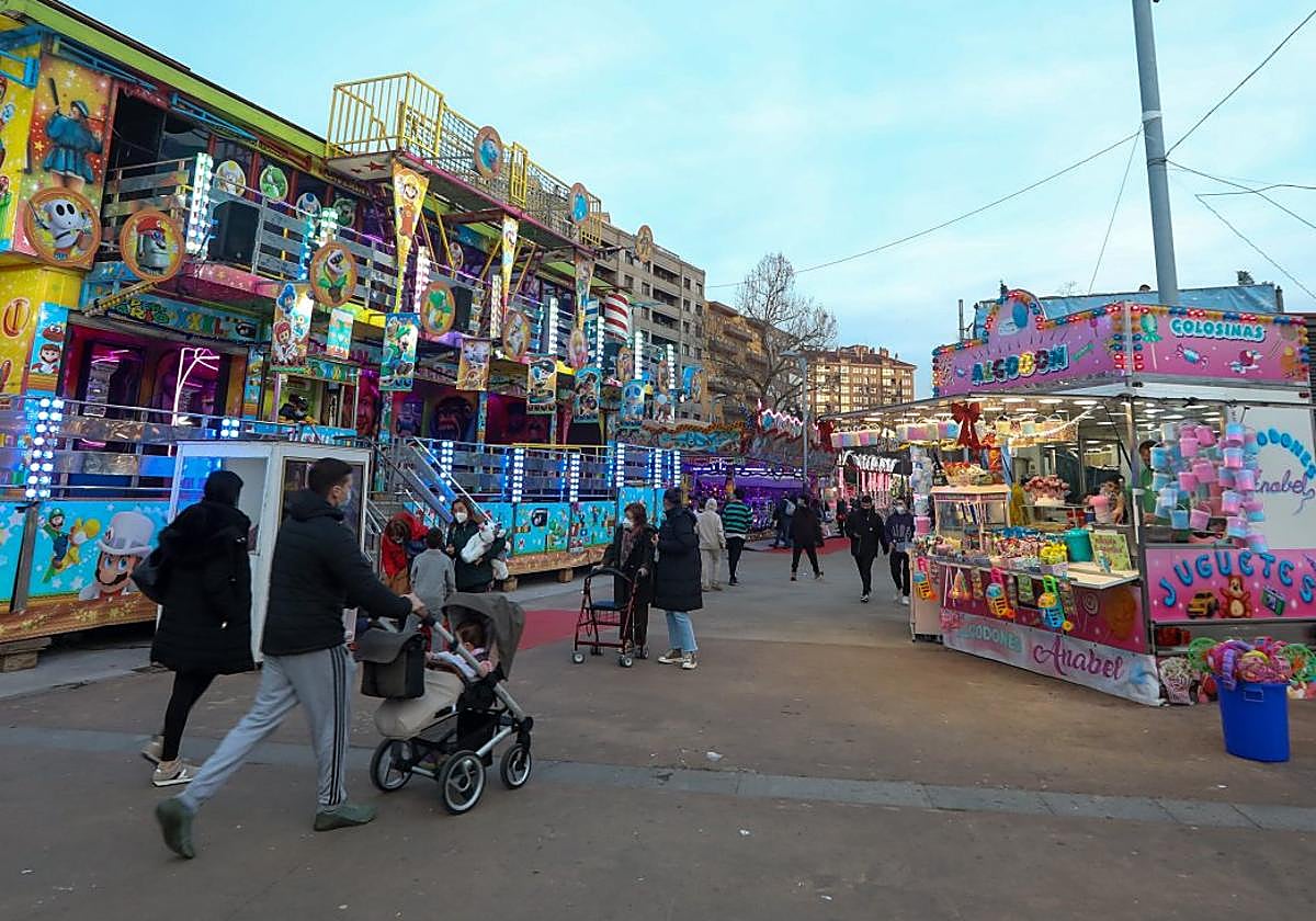 Atracciones instaladas en la pista de La Exposición de Avilés en una de las últimas navidades.