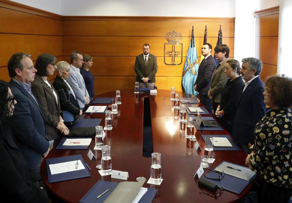 El presidente del Principado y sus consejeros guardaron un minuto de silencio en recuerdo a las víctimas de la DANA antes de la reunión de ayer del Consejo de Gobierno.