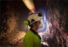 Un trabajador de Orovalle, en uno de los yacimientos de la empresa.