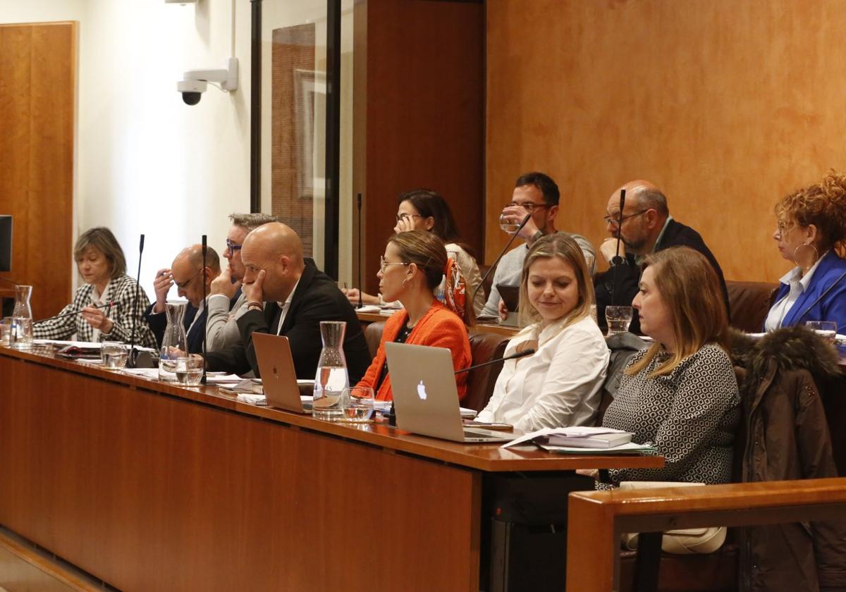 Los grupos municipales del PP y Vox de Avilés en el pleno del pasado mayo.