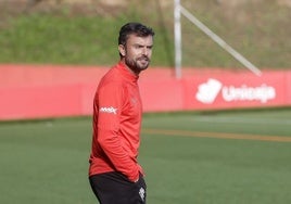 Rubén Albés, durante un entrenamiento del Sporting.