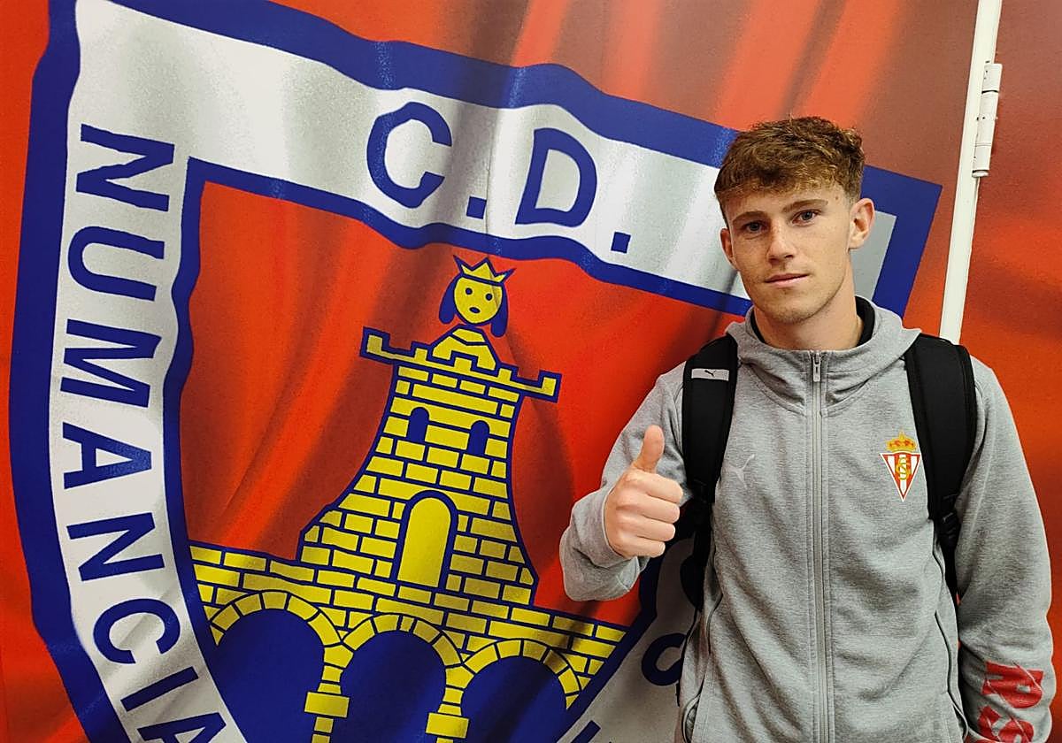 Álex Oyón, el miércoles, posando para EL COMERCIO en Los Pajaritos tras su primer gol con el primer equipo del Sporting.