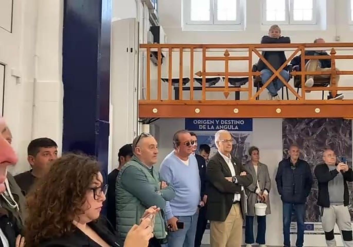 La primera subasta de la angula de la temporada en La Arena.