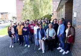 Los vecinos de las Campas se concentran delante del centro de salud para exigir una farmacia.