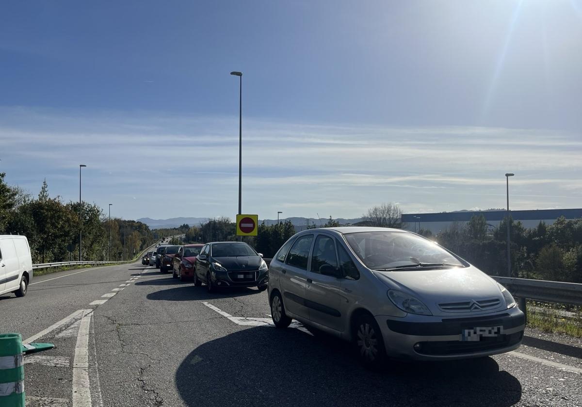 En la imagen de la izquierda, el tráfico parado en el acceso desde la A-64 en Granda Oeste. A la derecha, circulación muy lenta en la entrada desde Oviedo.