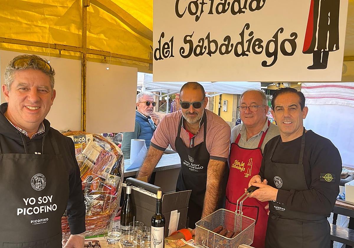 Miembros de la Cofradía del Sabadiego, en el puesto del mercado de otoño de la villa condal.