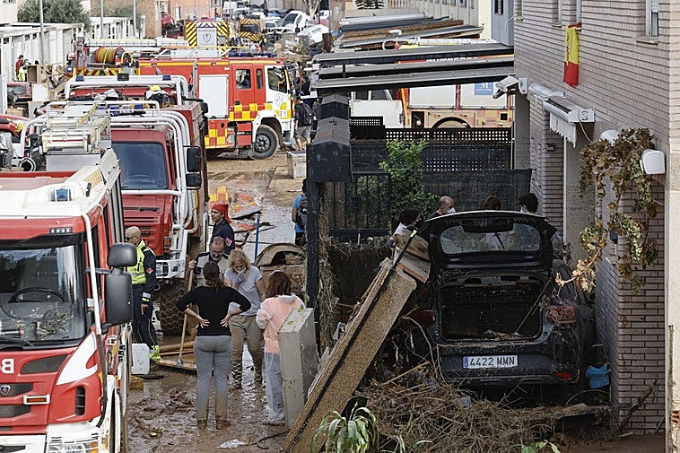 Destrozos en una zona residencial de la localidad de Alfafar, en Valencia, este sábado