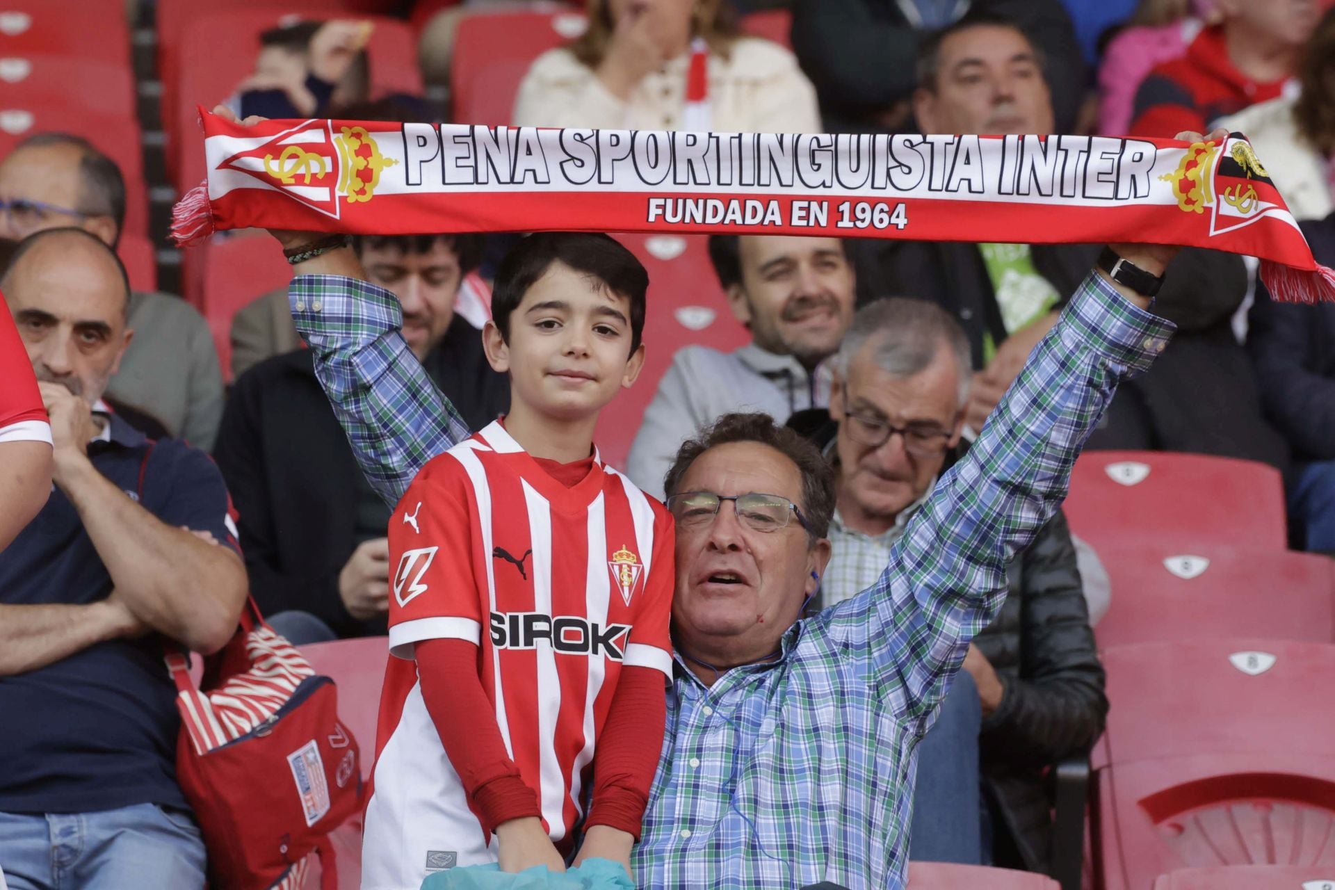 Fotos: ¿Estuviste en el Sporting - Cádiz en El Molinón? ¡Búscate!