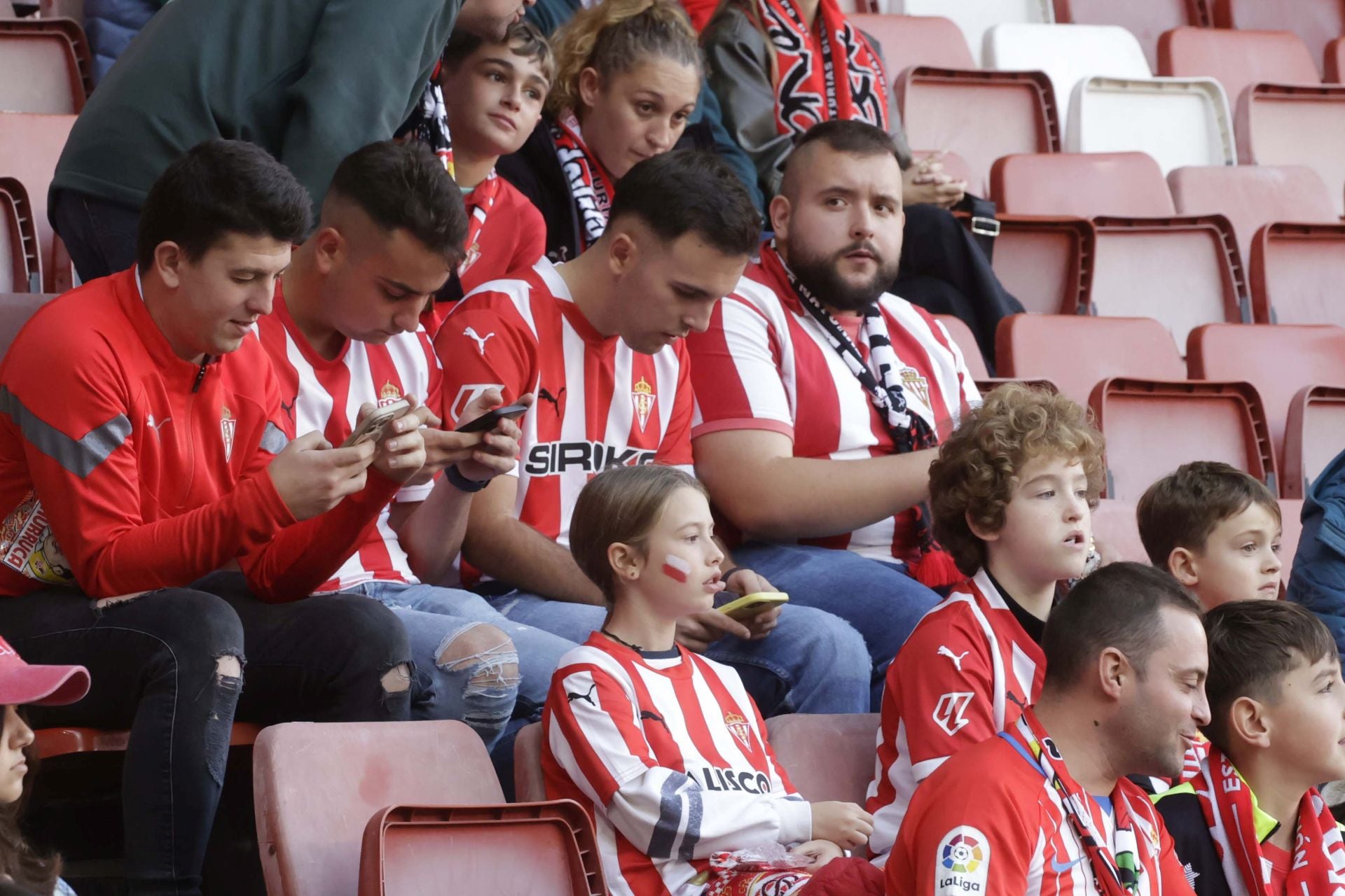 Fotos: ¿Estuviste en el Sporting - Cádiz en El Molinón? ¡Búscate!