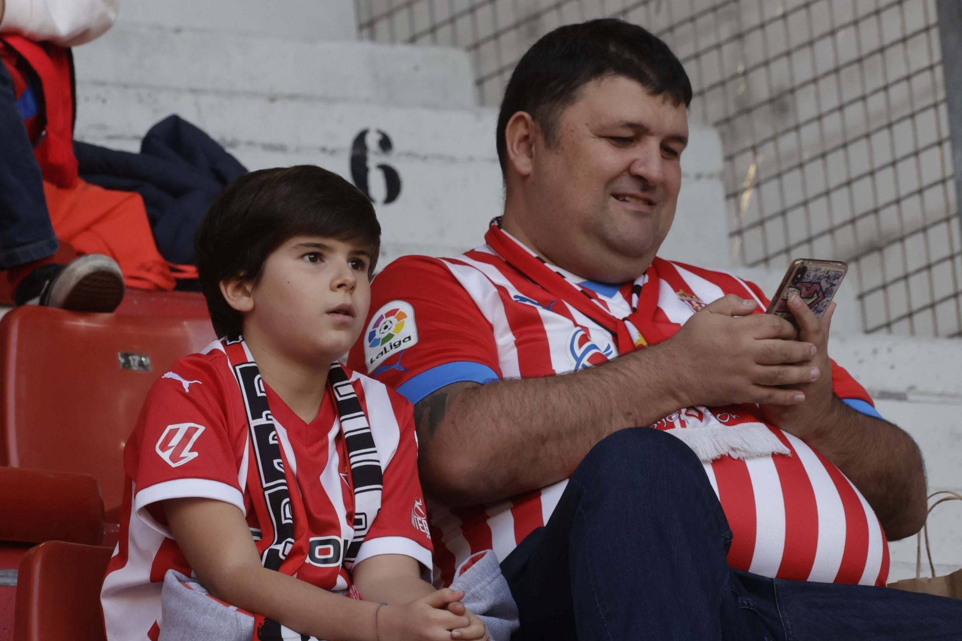 Fotos: ¿Estuviste en el Sporting - Cádiz en El Molinón? ¡Búscate!