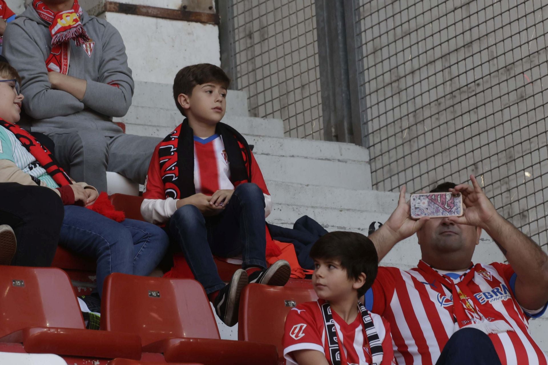 Fotos: ¿Estuviste en el Sporting - Cádiz en El Molinón? ¡Búscate!