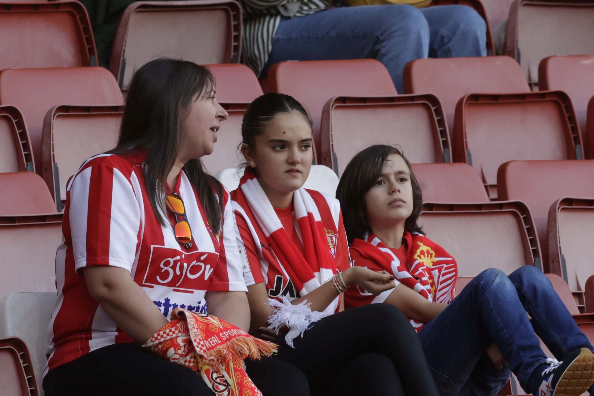 Fotos: ¿Estuviste en el Sporting - Cádiz en El Molinón? ¡Búscate!