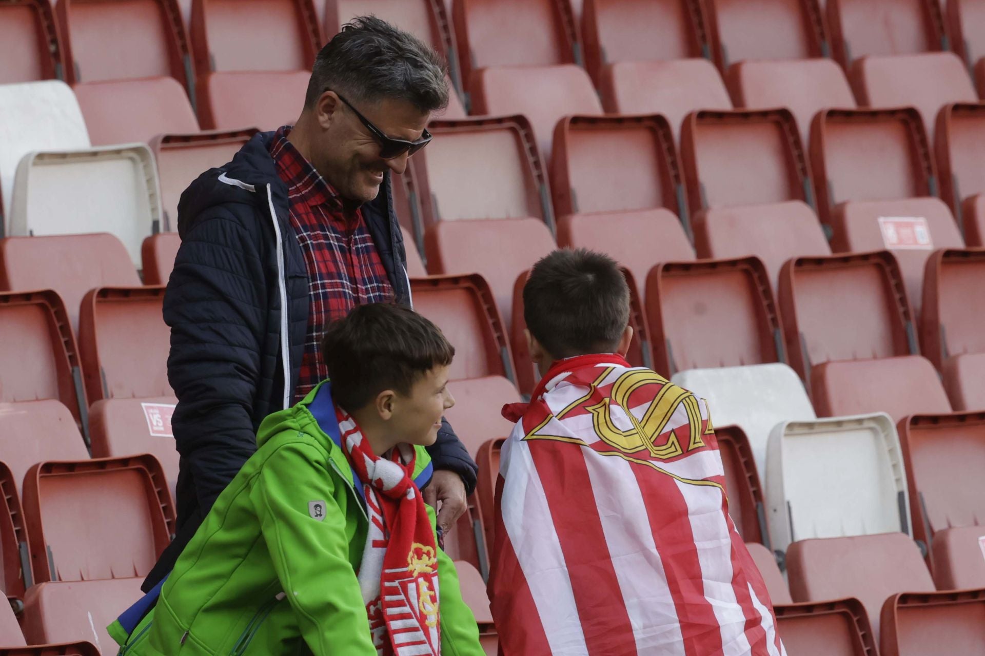 Fotos: ¿Estuviste en el Sporting - Cádiz en El Molinón? ¡Búscate!