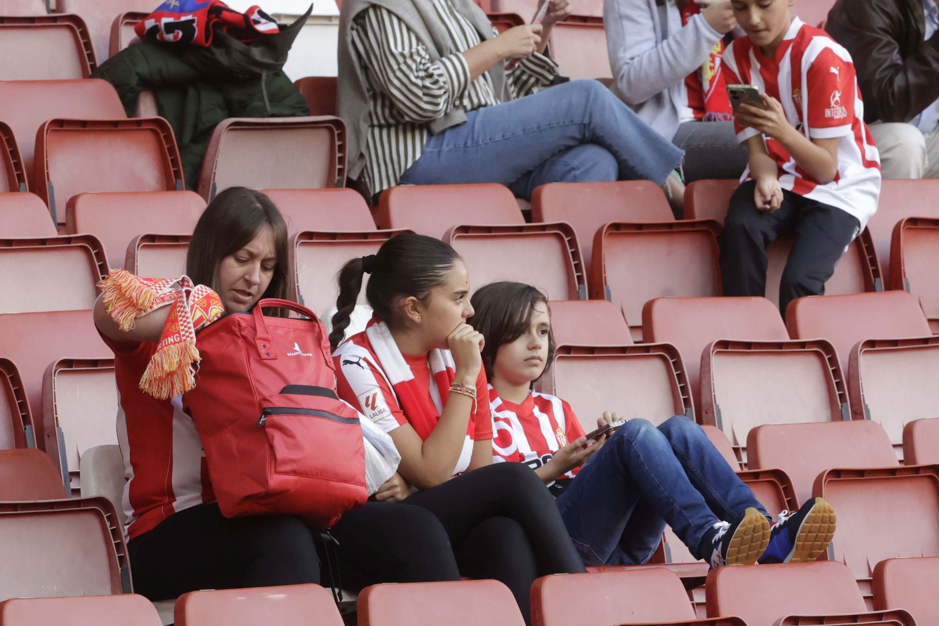 Fotos: ¿Estuviste en el Sporting - Cádiz en El Molinón? ¡Búscate!