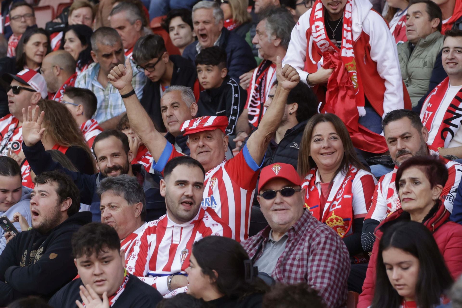 Fotos: ¿Estuviste en el Sporting - Cádiz en El Molinón? ¡Búscate!